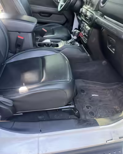 Jeep Wrangler 4xe Front seats & floor before